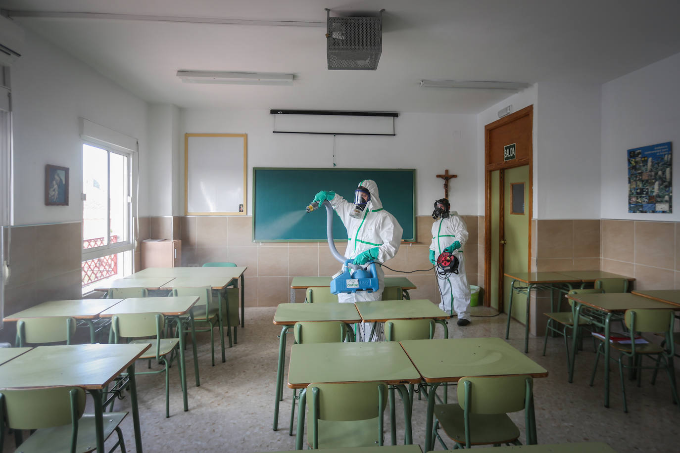 Centros educativos de Granada desinfectan aulas
